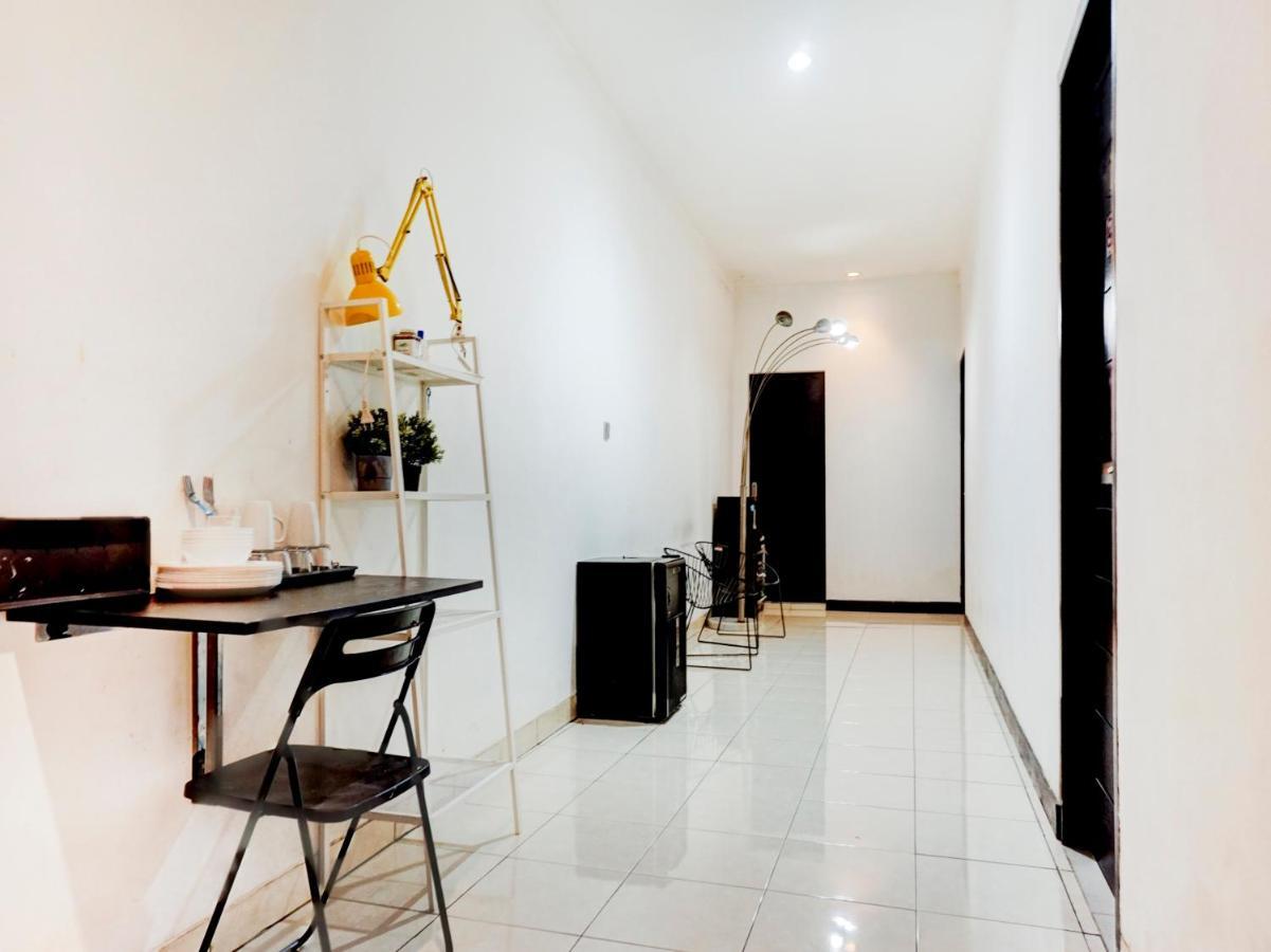 OYO 90438 Mampang 34 Residence Jakarta Bagian luar foto